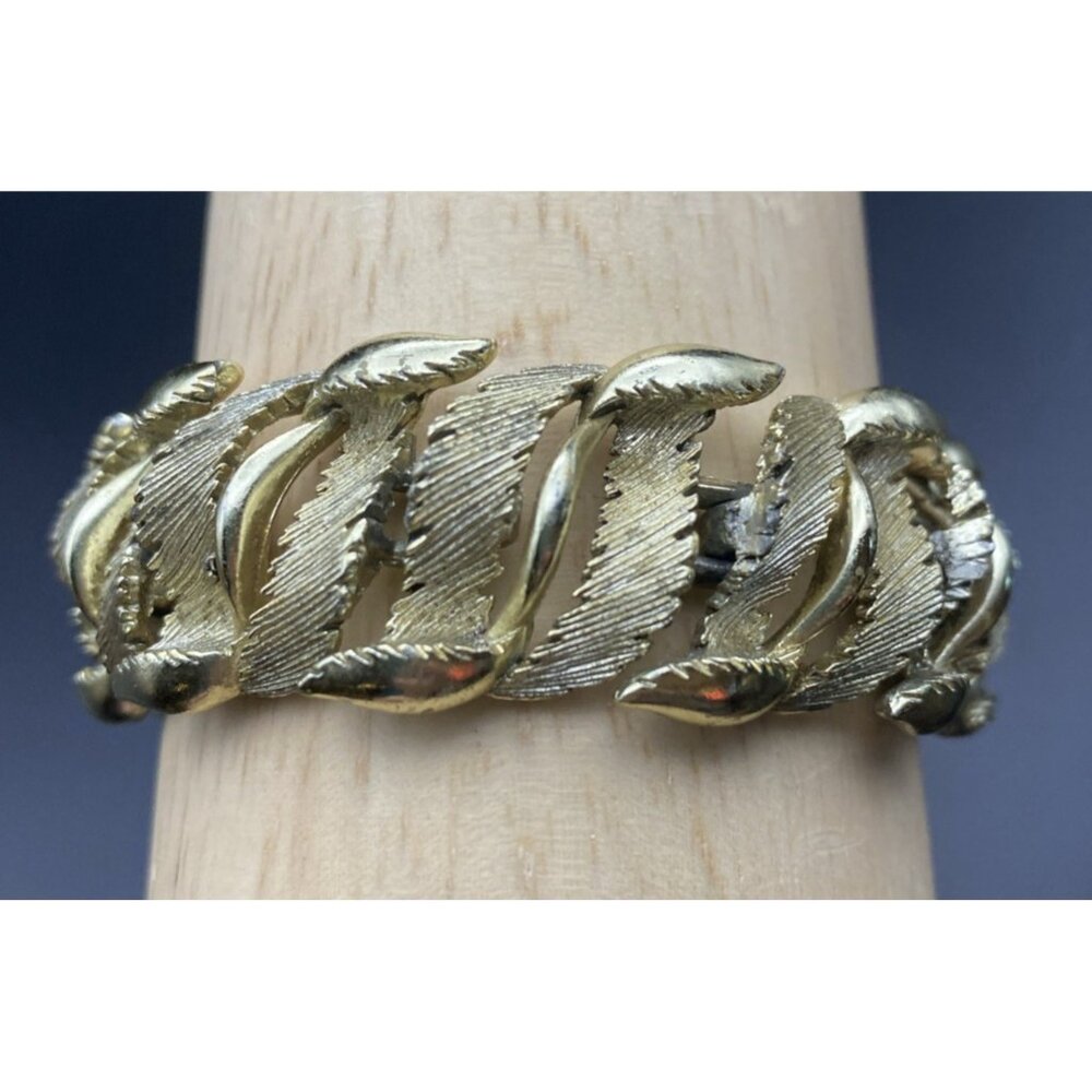 Vintage Lisner Gold Tone Leaf Link Bracelet 7x.75" Textured Feather Foldover - Picture 5 of 15